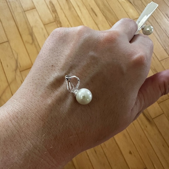 Ralph Lauren pearl earrings. - Picture 3 of 4